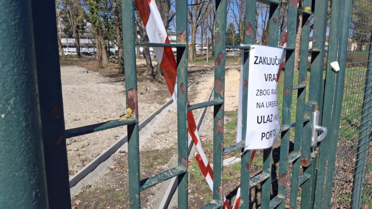 0-02-05-81e9b09e21eb0adc57a8b0ba476d26750bc2bf6078a84cdc9e662354fe1dc158_35f57b00ed3a4779