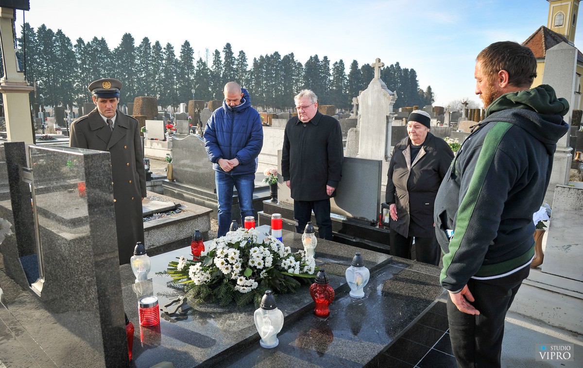 VJEČNA MU SLAVA Paljenjem svijeća obilježeno sjećanje na branitelja Božidara Horvata