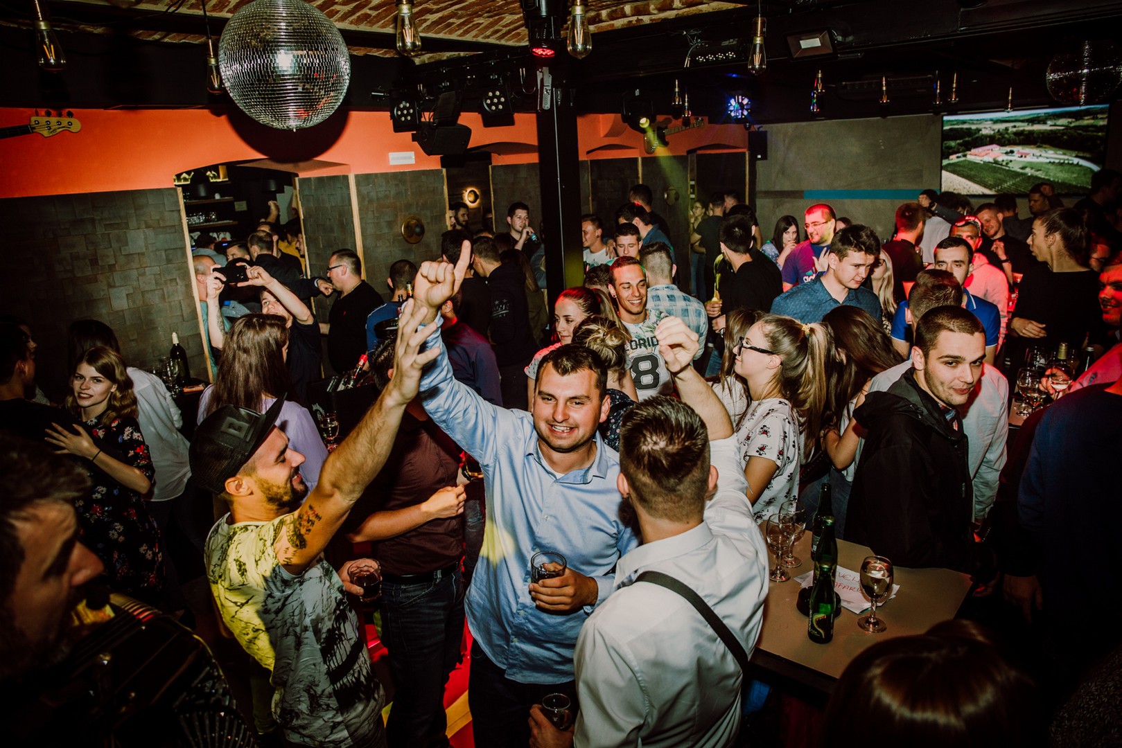 Odlična zabava na Podrumarenju uz TS Kumovi i Vina Tomšić