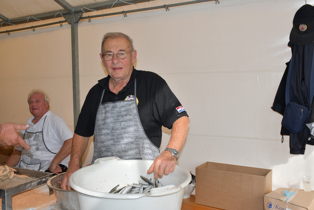 PROSLAVA JESENI Brojni zaljubljenici u kulturnu baštinu i tradiciju našega kraja okupili se na Danima zahvalnosti za plodove zemlje PROSLAVA JESENI Brojni zaljubljenici u kulturnu baštinu i tradiciju našega kraja okupili se na Danima zahvalnosti za plodove zemlje
