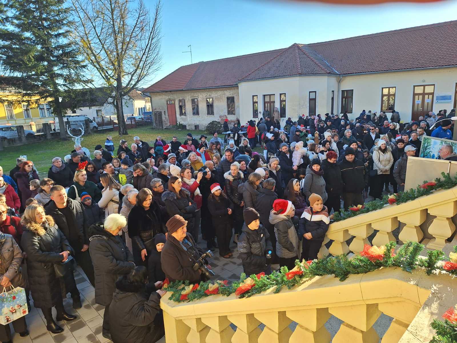 FOTO/VIDEO Pogledajte blagdansku atmosferu Božićnog sajma u Donjoj Dubravi