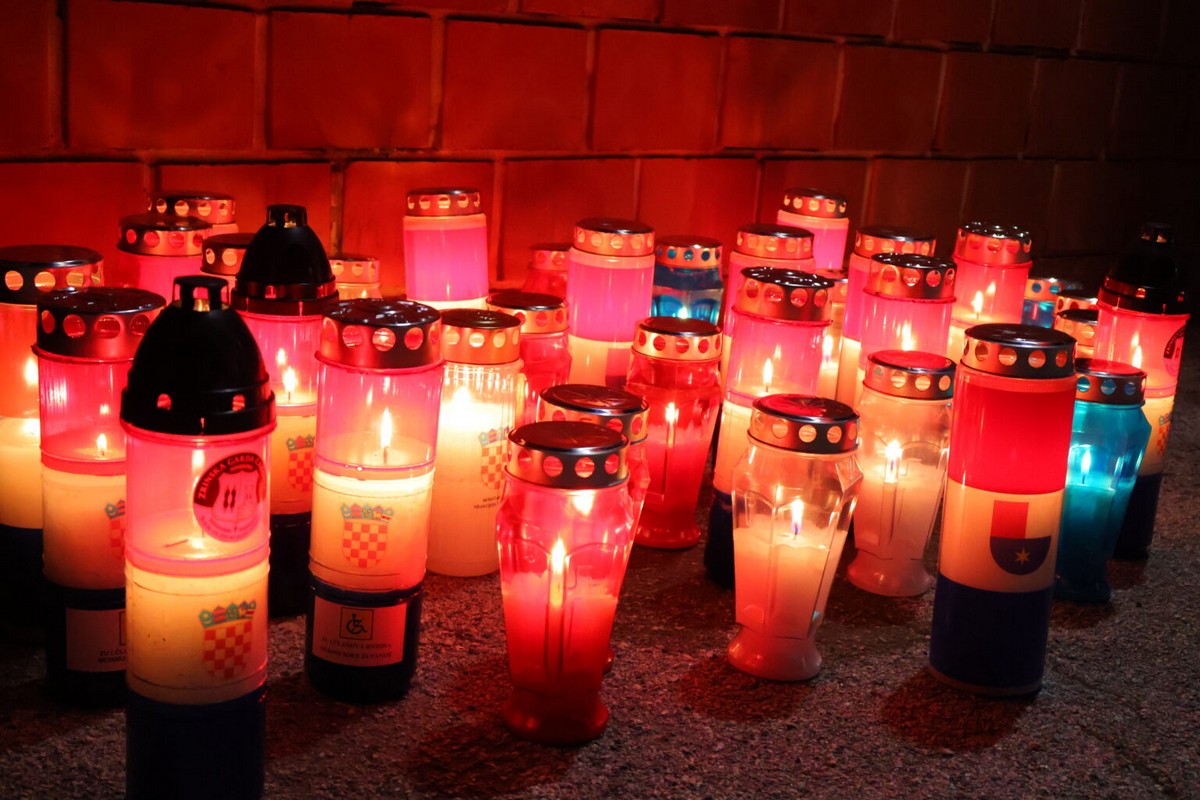 DAN SJEĆANJA Čakovec se i ove godine dostojanstveno prisjetio žrtava Vukovara i Škrabrnje te obljetnice pogibije Nikole VII. Zrinskog DAN SJEĆANJA Čakovec se i ove godine dostojanstveno prisjetio žrtava Vukovara i Škrabrnje te obljetnice pogibije Nikole VII. Zrinskog