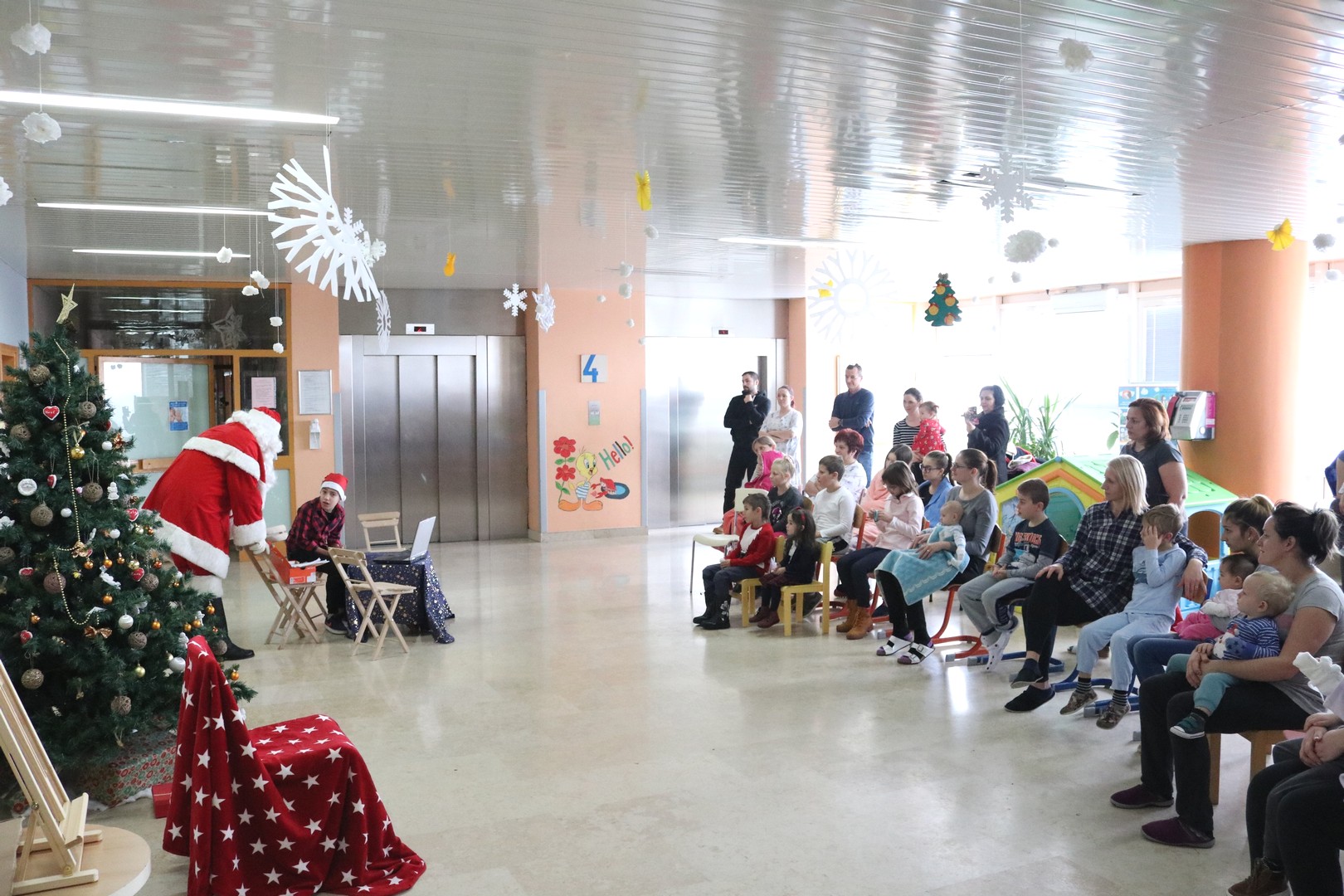 Djed Mraz predstavom i poklonima razveselio mališane s dječjeg odjela ŽB Čakovec