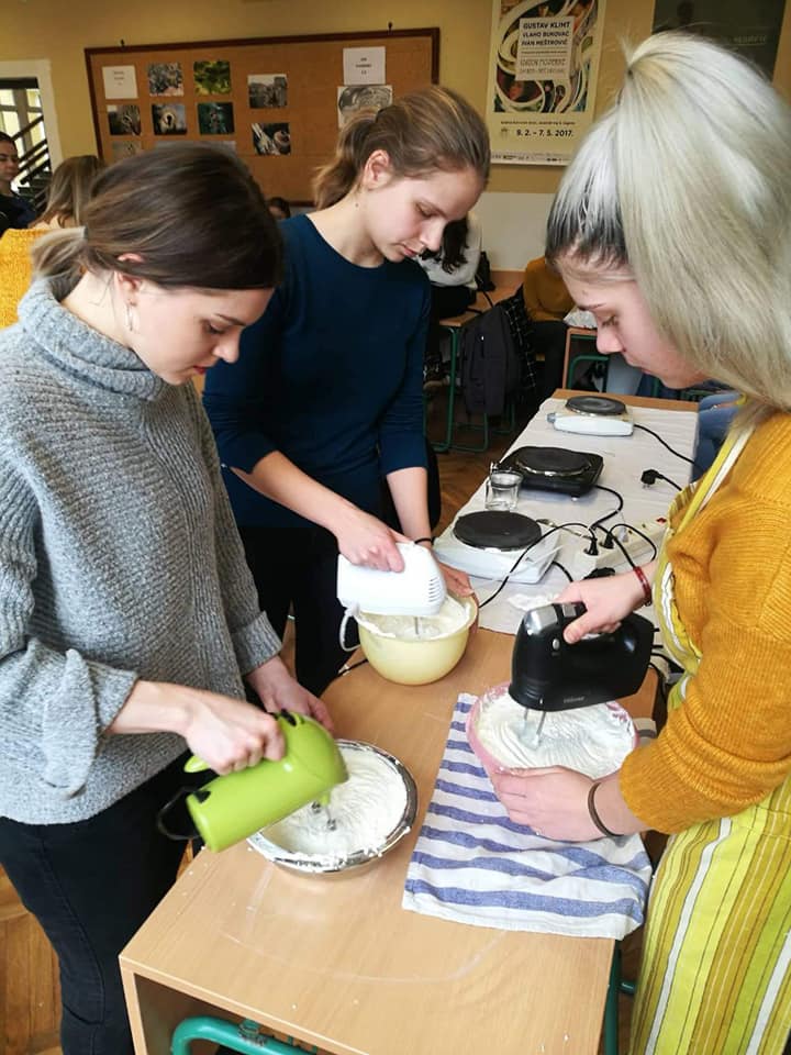 Gimnazijalci spravljali kolače bez pečenja, izgledaju vrlo primamljivo