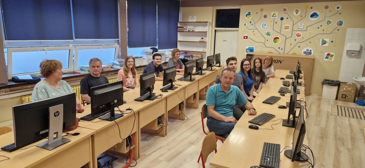 NOVA ISKUSTVA Članovi udruga Mladi informatički stručnjaci i Međimurski informatički klub sudjelovali u studijskom posjetu Velikoj Gorici NOVA ISKUSTVA Članovi udruga Mladi informatički stručnjaci i Međimurski informatički klub sudjelovali u studijskom posjetu Velikoj Gorici