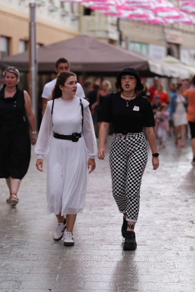 KLIKOM ISPOD KIŠOBRANA Malo kiše, malo sunca, ali centar Čakovca je ispunjen građanima