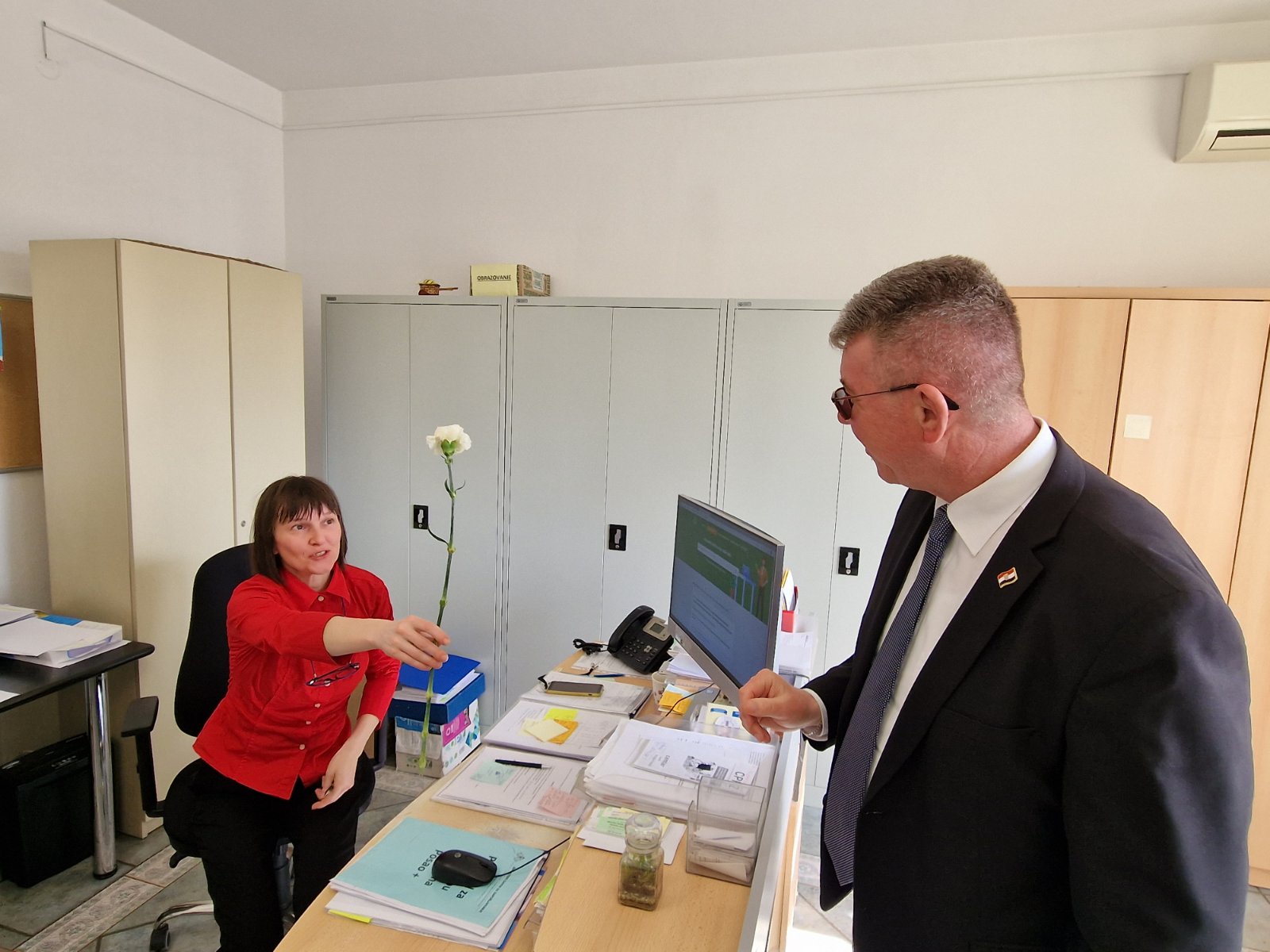 Gradonačelnik Dražen Srpak darivao žene na njihovim radnim mjestima