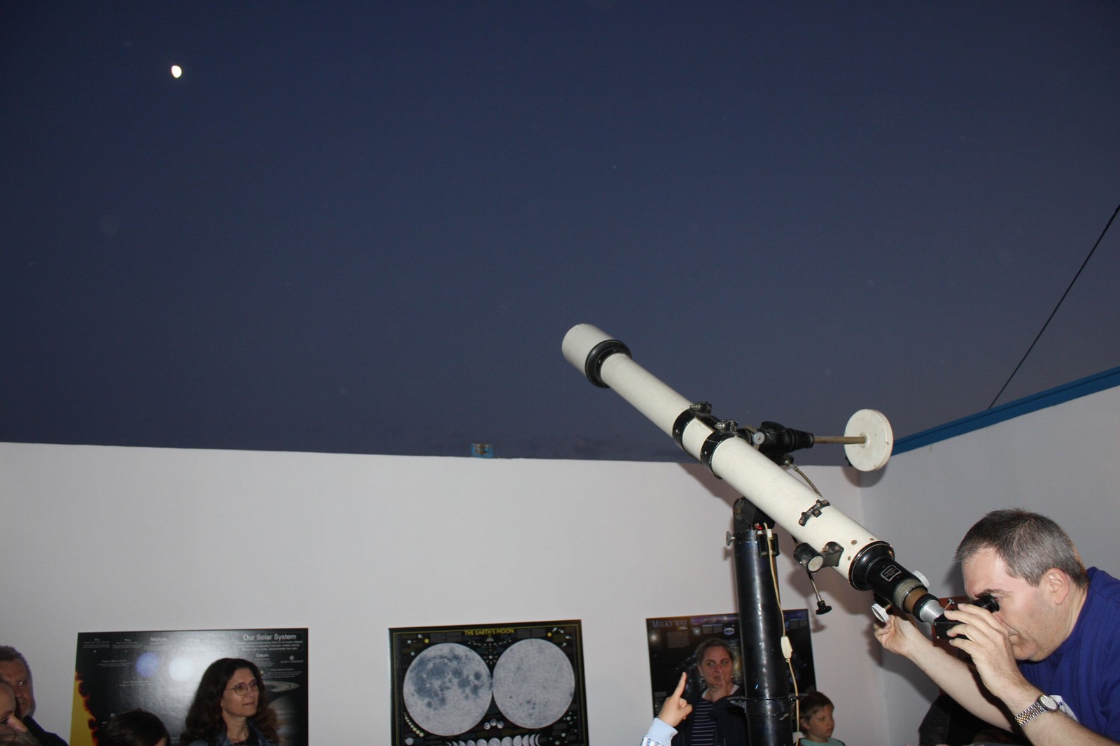 Stotinjak djece u Savskoj Vesi teleskopima promatralo Mjesec