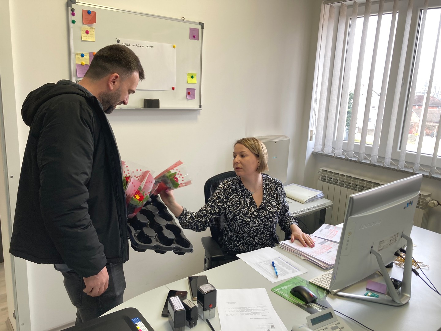 Načelnik Vratišinca Mihael Grbavec mještanke iznenadio jaglacima povodom Dana žena