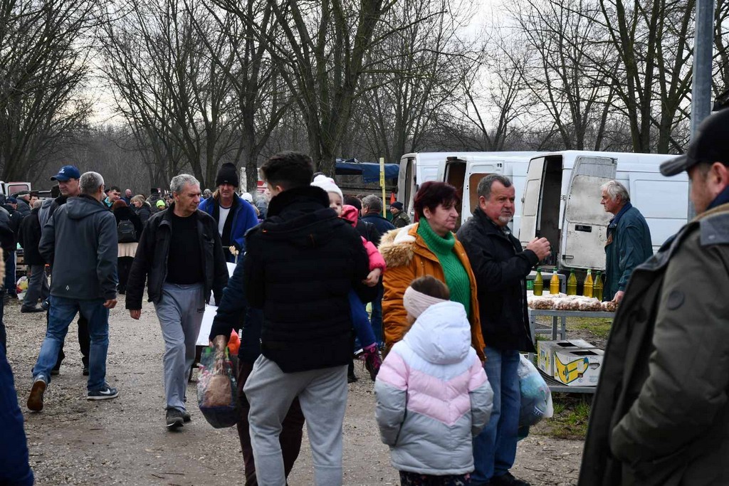 SAJAM SRIJEDOM FOTO Prvi čakovečki sajam otkad smo uveli euro. Cijene su istaknute u eurima i kunama.  MH  ‘Cifre su male pak se čini kak da je fal!’ – rekli su kupci  Prva je sajamska srijeda otkad smo ušli u eurozonu. Nakon gotovo 30 godina opraštamo se