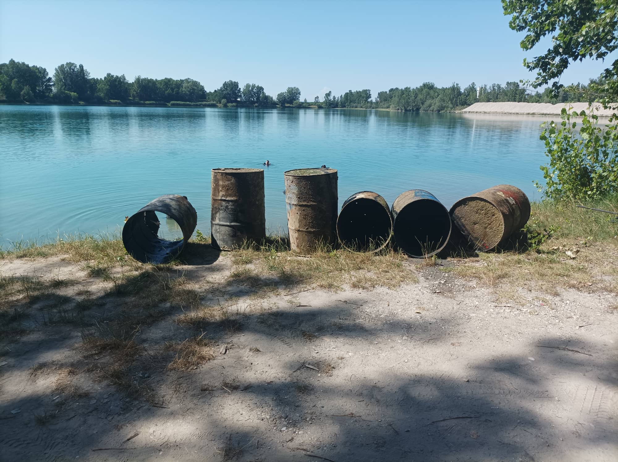 Akcija čišćenja separacije u Ivanovcu: Ronioci iz vode izvukli čak i bačve!