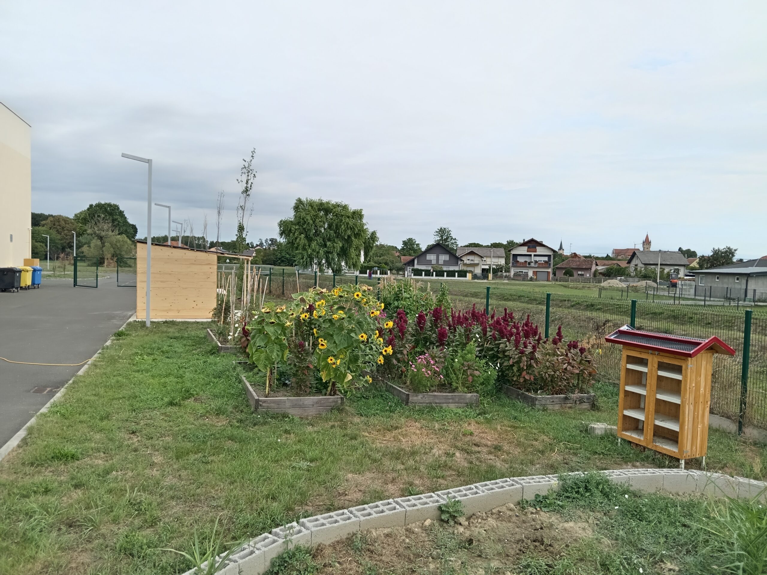 OŠ Pribislavec vrtna kućica, biovrt, hotel za kukce i gredica za aromatično bilje OŠ Pribislavec