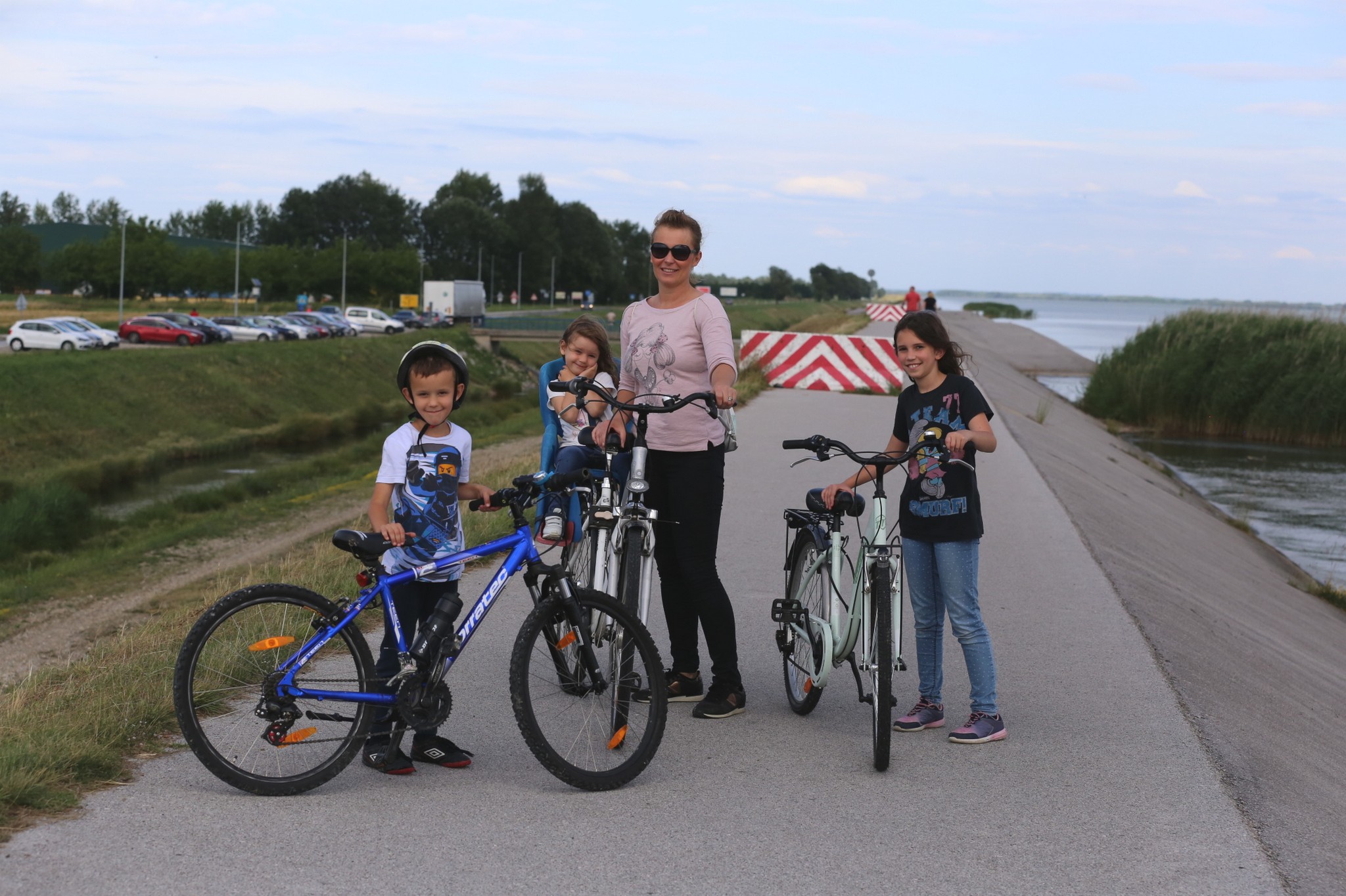 Vjetrovit, ali topao dan mnogi su iskoristili za šetnju preloškom Marinom