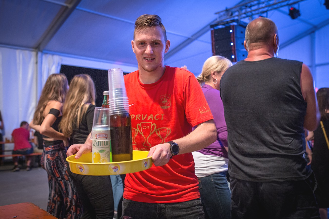 Danijela Martinović zabavljala publiku ispod šatora u Svetom Martinu na Muri