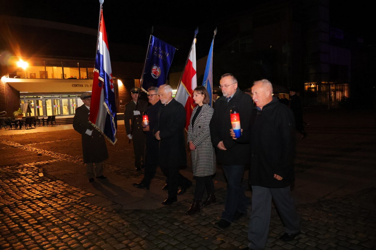 DAN SJEĆANJA Čakovec se i ove godine dostojanstveno prisjetio žrtava Vukovara i Škrabrnje te obljetnice pogibije Nikole VII. Zrinskog DAN SJEĆANJA Čakovec se i ove godine dostojanstveno prisjetio žrtava Vukovara i Škrabrnje te obljetnice pogibije Nikole VII. Zrinskog