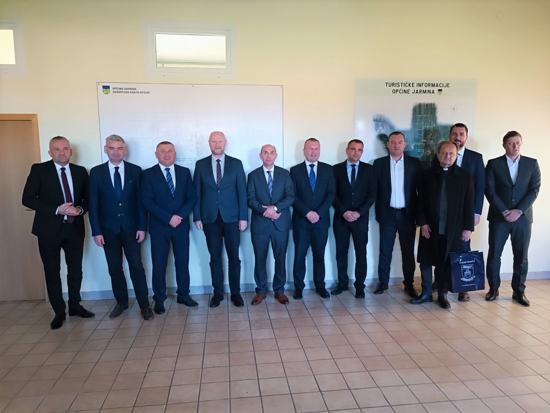 Župani kod spomen obilježja u Jarmini
