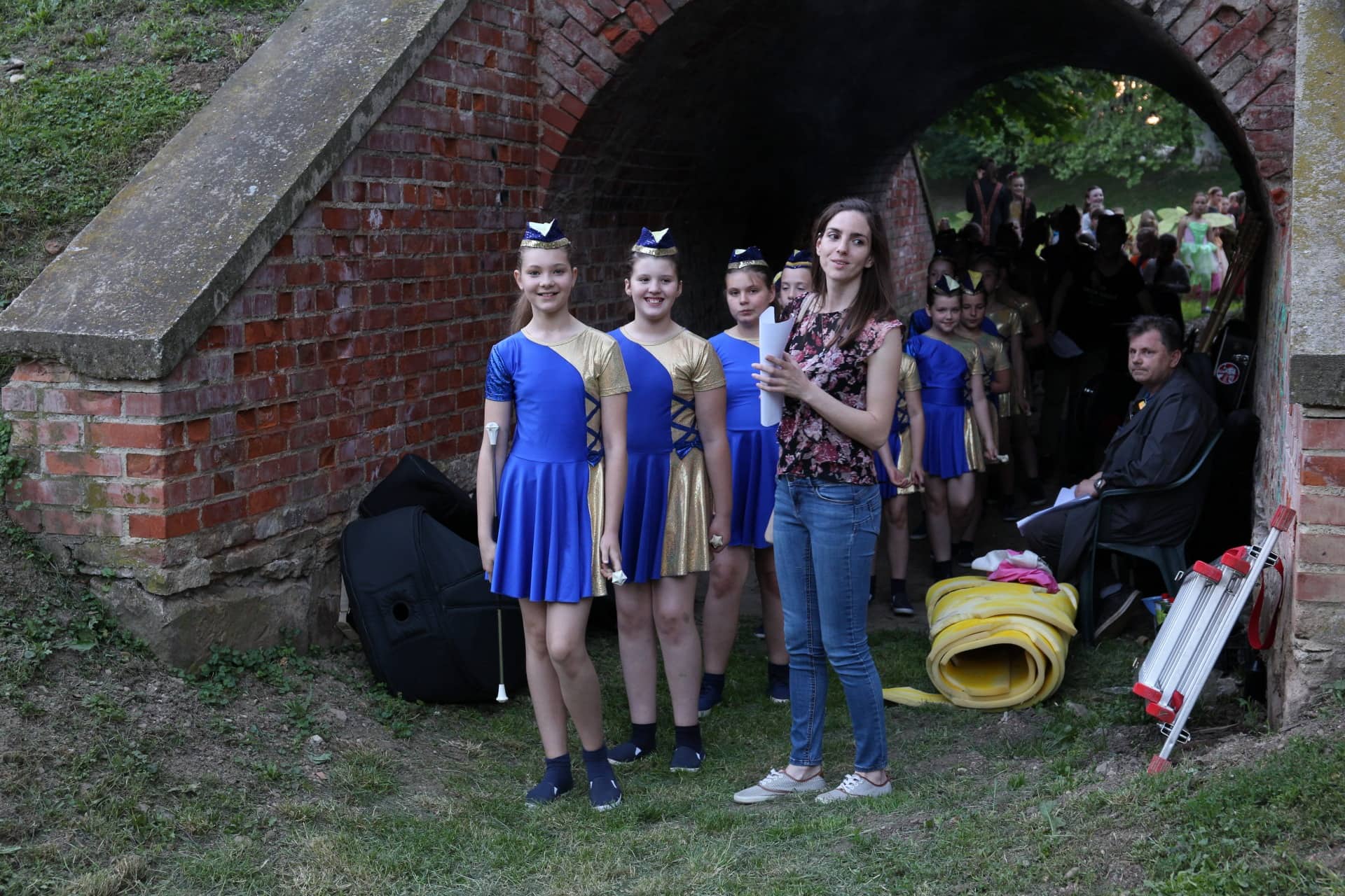 Predstava ‘Na dlanu jezera’ u lijepom ambijentu jezera podno zidina Starog grada