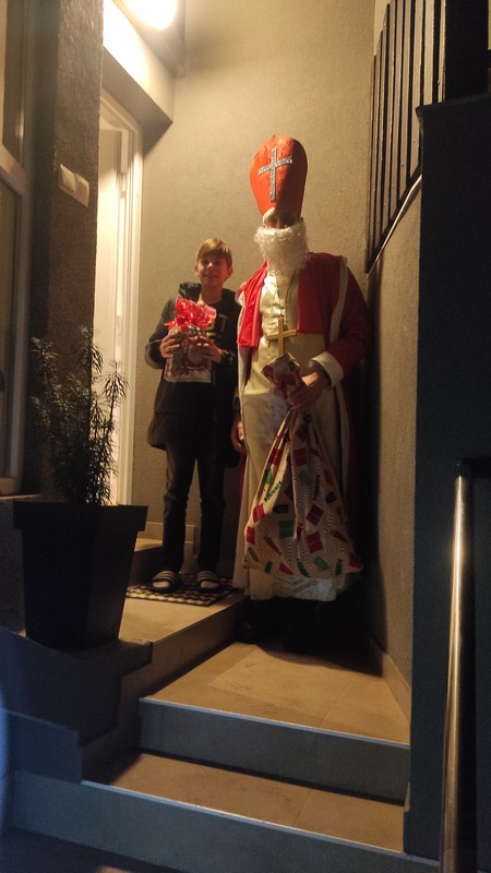 KNEZOVEC Sveti Nikola posjetio i darivao dječicu, ali i mještane
