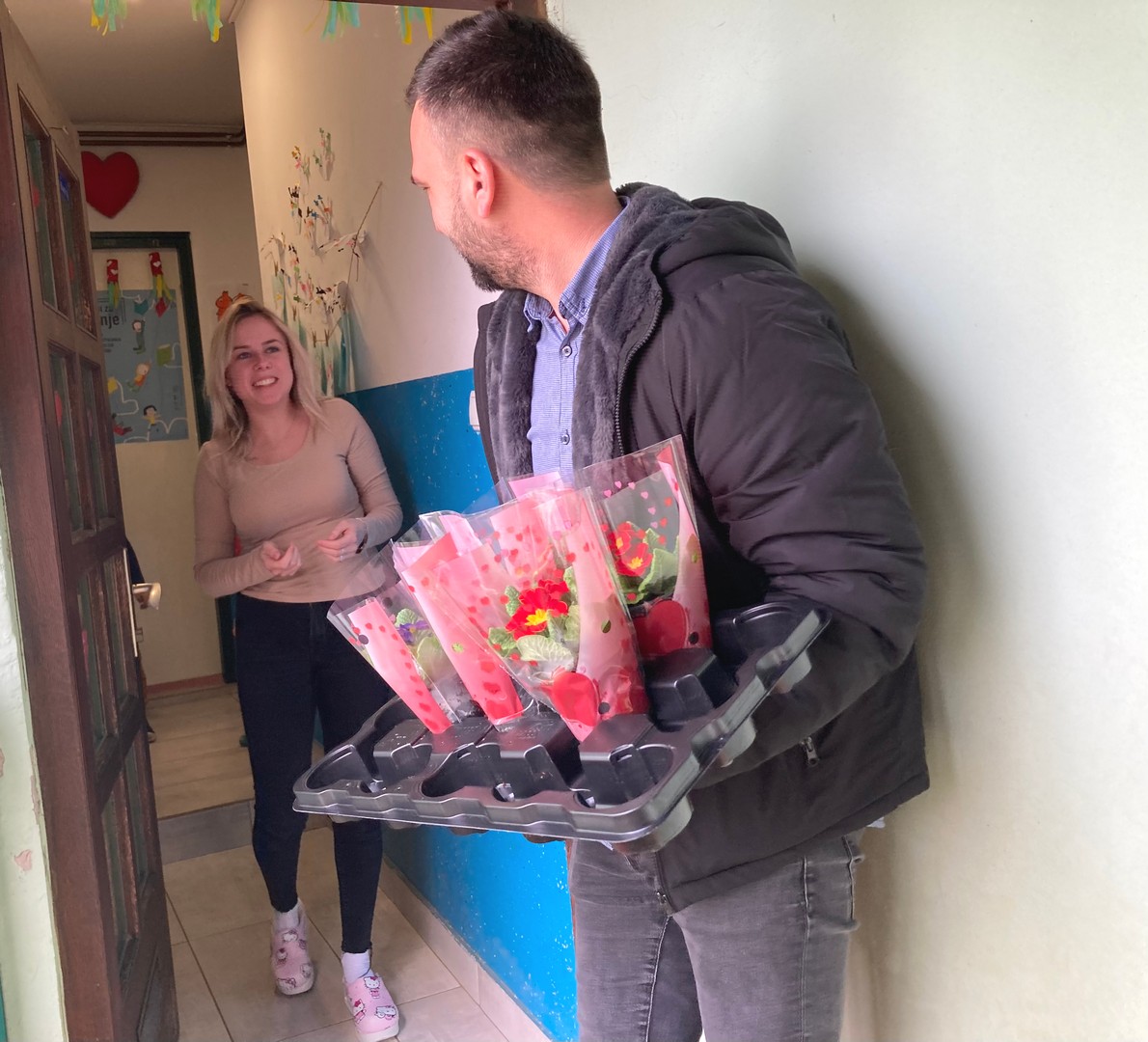 Načelnik Vratišinca Mihael Grbavec mještanke iznenadio jaglacima povodom Dana žena