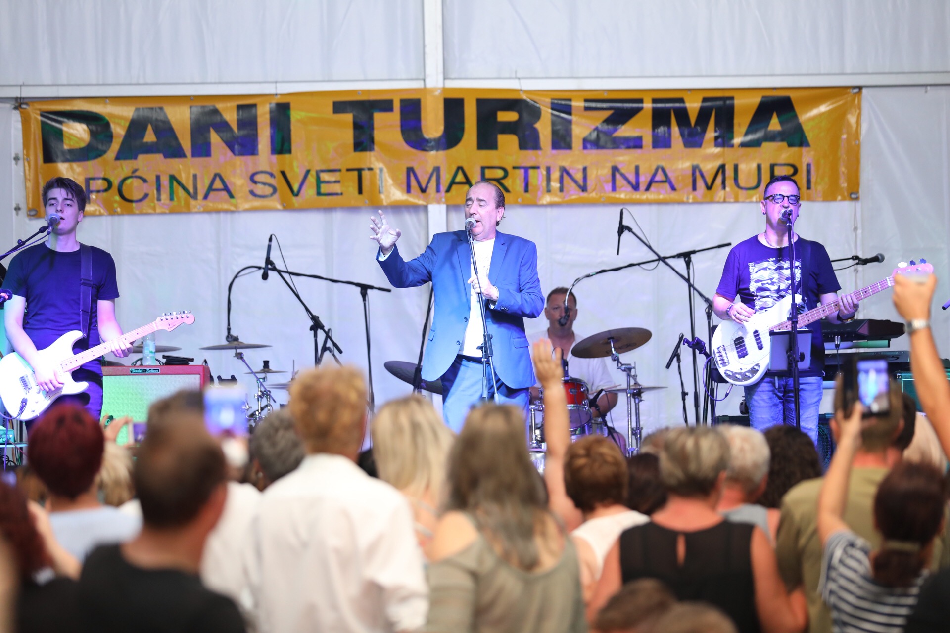 Mladen Grdović ispunio šator u Sv. Martinu na Muri, pjevalo se i plesalo uz njegove hitove Mladen Grdović ispunio šator u Sv. Martinu na Muri, pjevalo se i plesalo uz njegove hitove