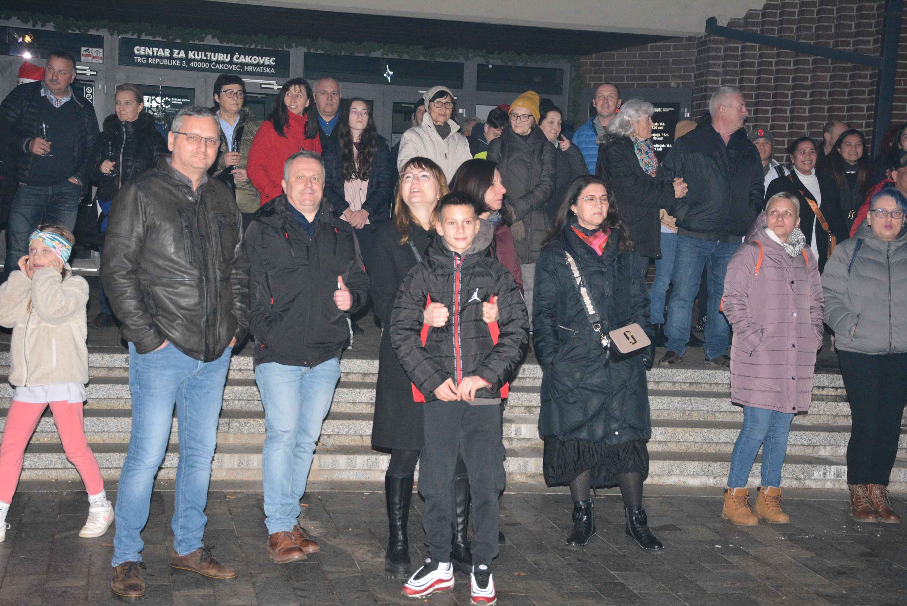 FOTO/VIDEO Čakovec veselo proslavio dolazak 2024. uz ritam ‘Noćne smjene’ i puni trg