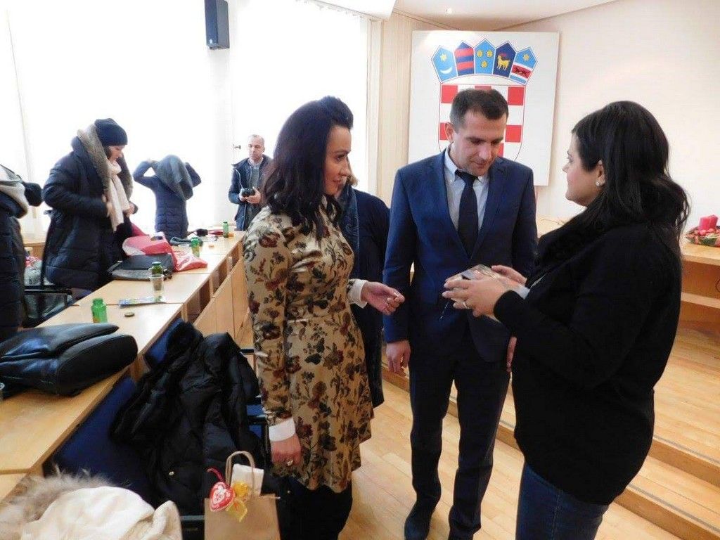 fbimg1481663434864170436