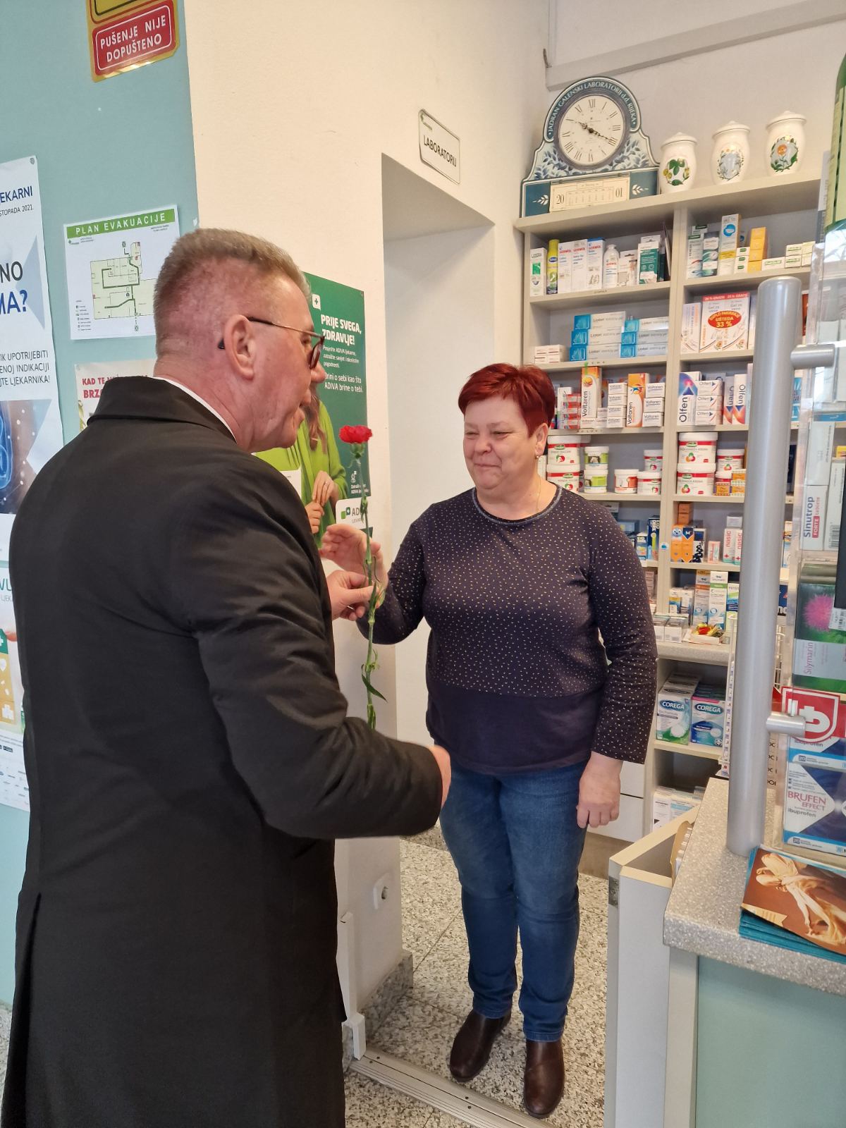 Gradonačelnik Dražen Srpak darivao žene na njihovim radnim mjestima