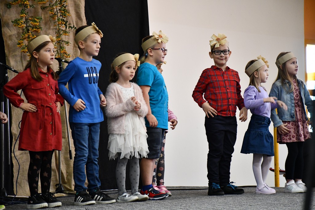 PROSLAVA JESENI Brojni zaljubljenici u kulturnu baštinu i tradiciju našega kraja okupili se na Danima zahvalnosti za plodove zemlje PROSLAVA JESENI Brojni zaljubljenici u kulturnu baštinu i tradiciju našega kraja okupili se na Danima zahvalnosti za plodove zemlje