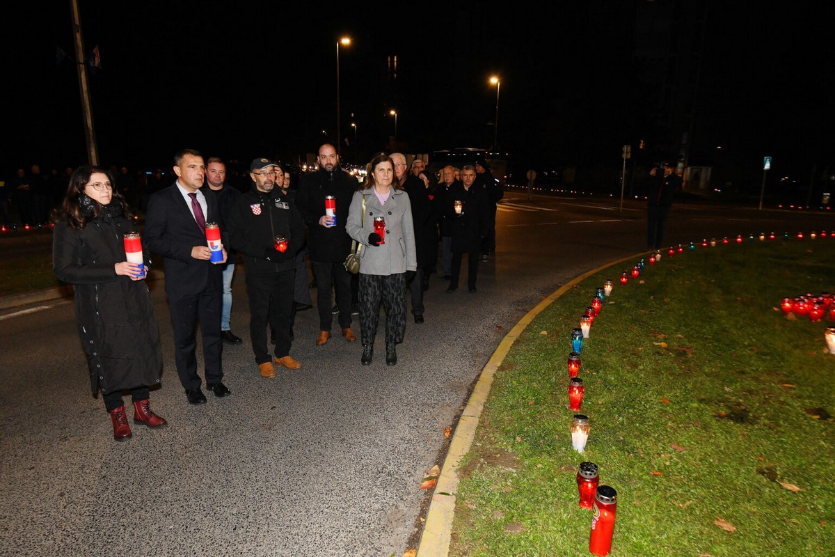 DAN SJEĆANJA Čakovec se i ove godine dostojanstveno prisjetio žrtava Vukovara i Škrabrnje te obljetnice pogibije Nikole VII. Zrinskog DAN SJEĆANJA Čakovec se i ove godine dostojanstveno prisjetio žrtava Vukovara i Škrabrnje te obljetnice pogibije Nikole VII. Zrinskog