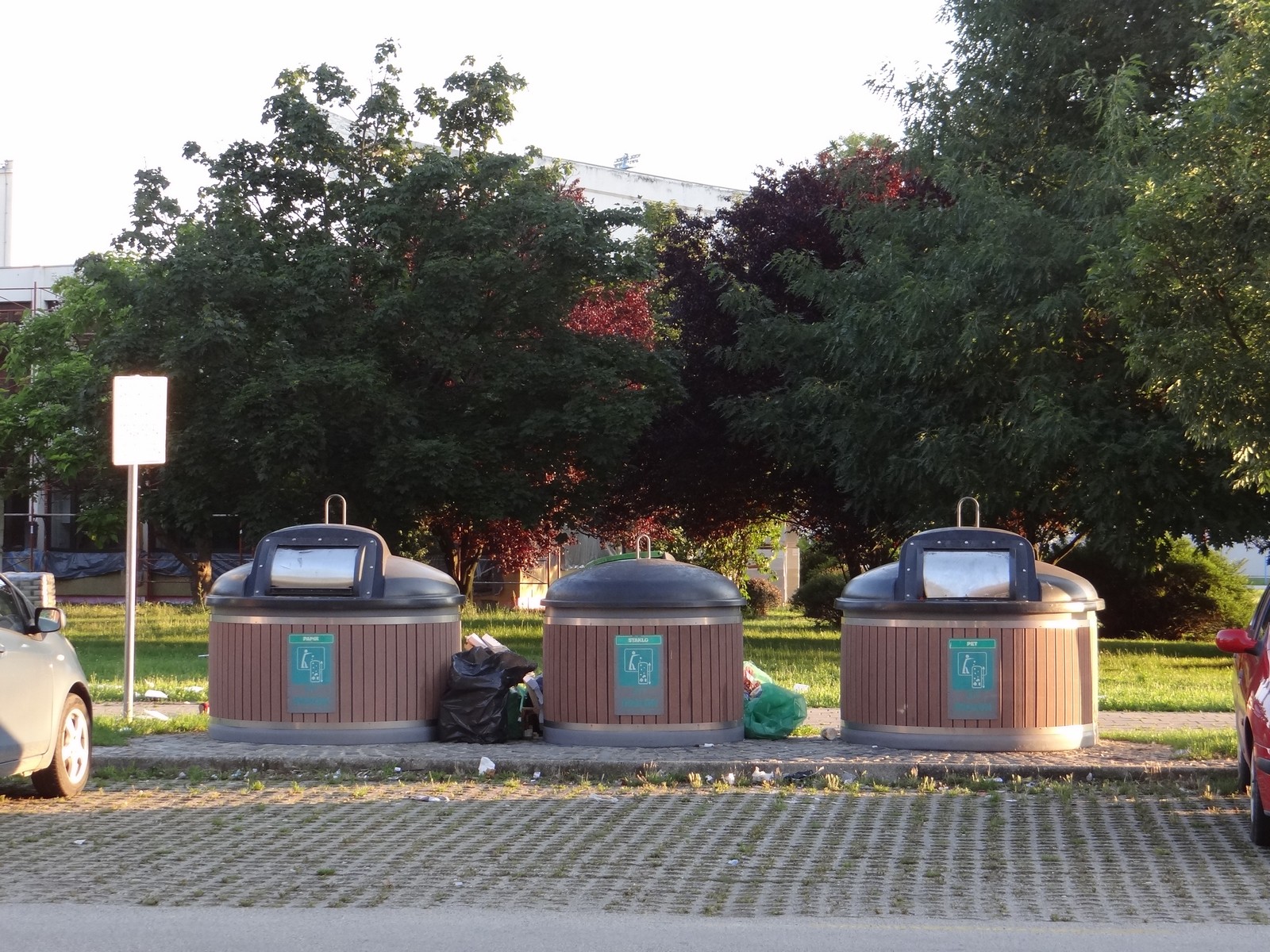 FOTO Ružni prizori: Stanare u Zajčevoj ulici u Čakovcu ujutro dočekala hrpa smeća