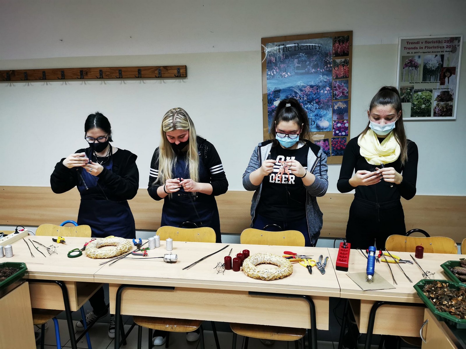 FOTO Profesorica Sabina Šegula iz Slovenije održala radionicu izrade adventskih dekoracija u Gospodarskoj školi Čakovec FOTO Profesorica Sabina Šegula iz Slovenije održala radionicu izrade adventskih dekoracija u Gospodarskoj školi Čakovec