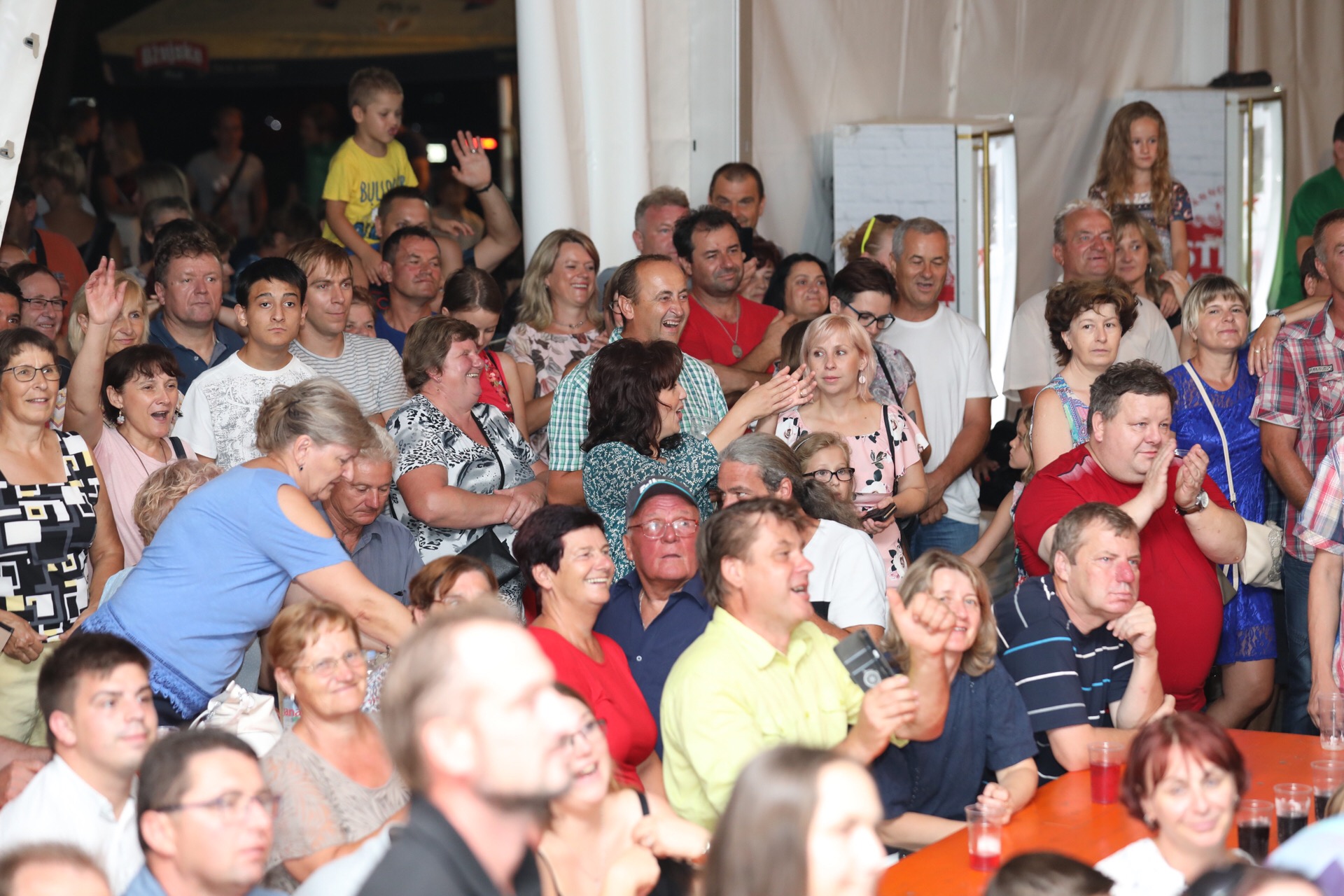 Mladen Grdović ispunio šator u Sv. Martinu na Muri, pjevalo se i plesalo uz njegove hitove Mladen Grdović ispunio šator u Sv. Martinu na Muri, pjevalo se i plesalo uz njegove hitove