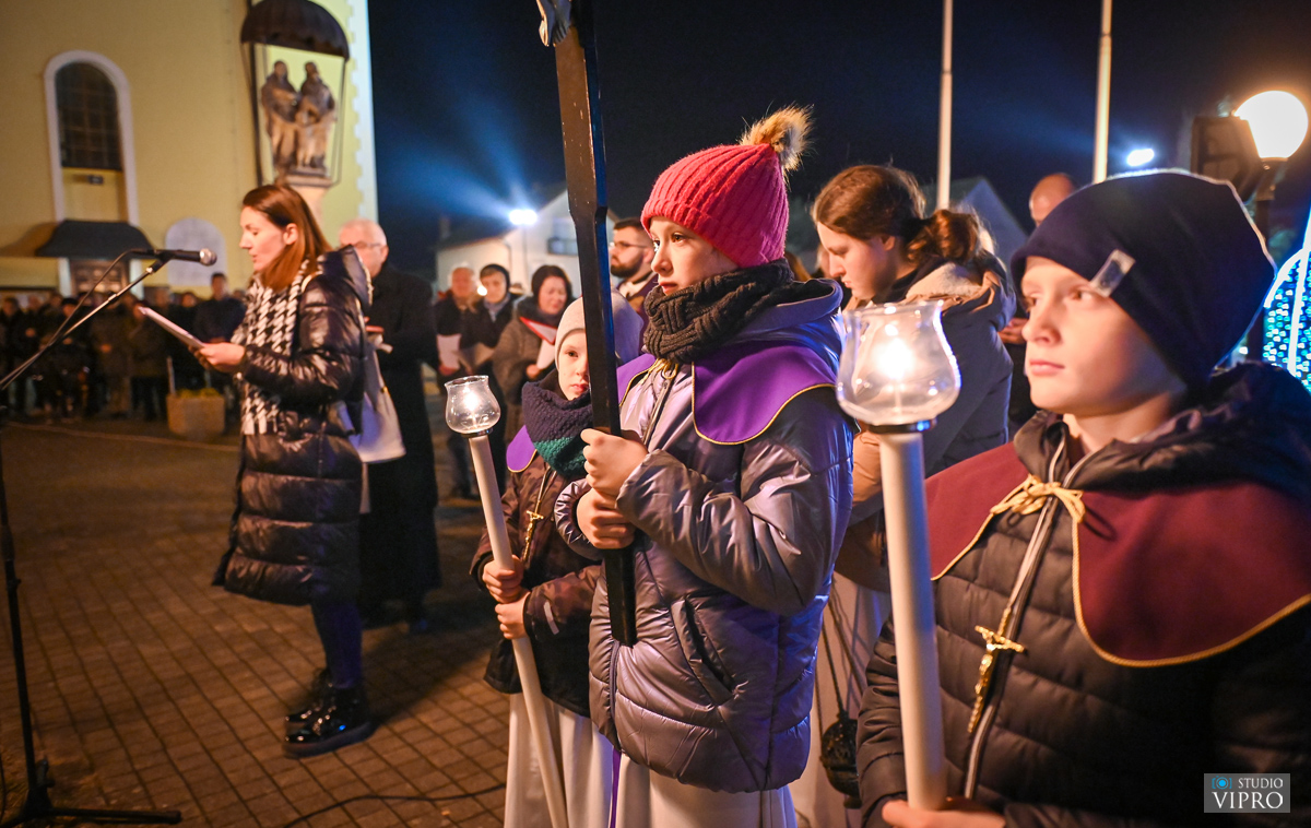 Prelog Na adventskom vijencu upaljena treća svijeća