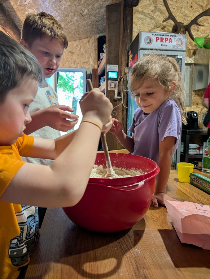 05-02 Mijesi se tijesto za pizzu