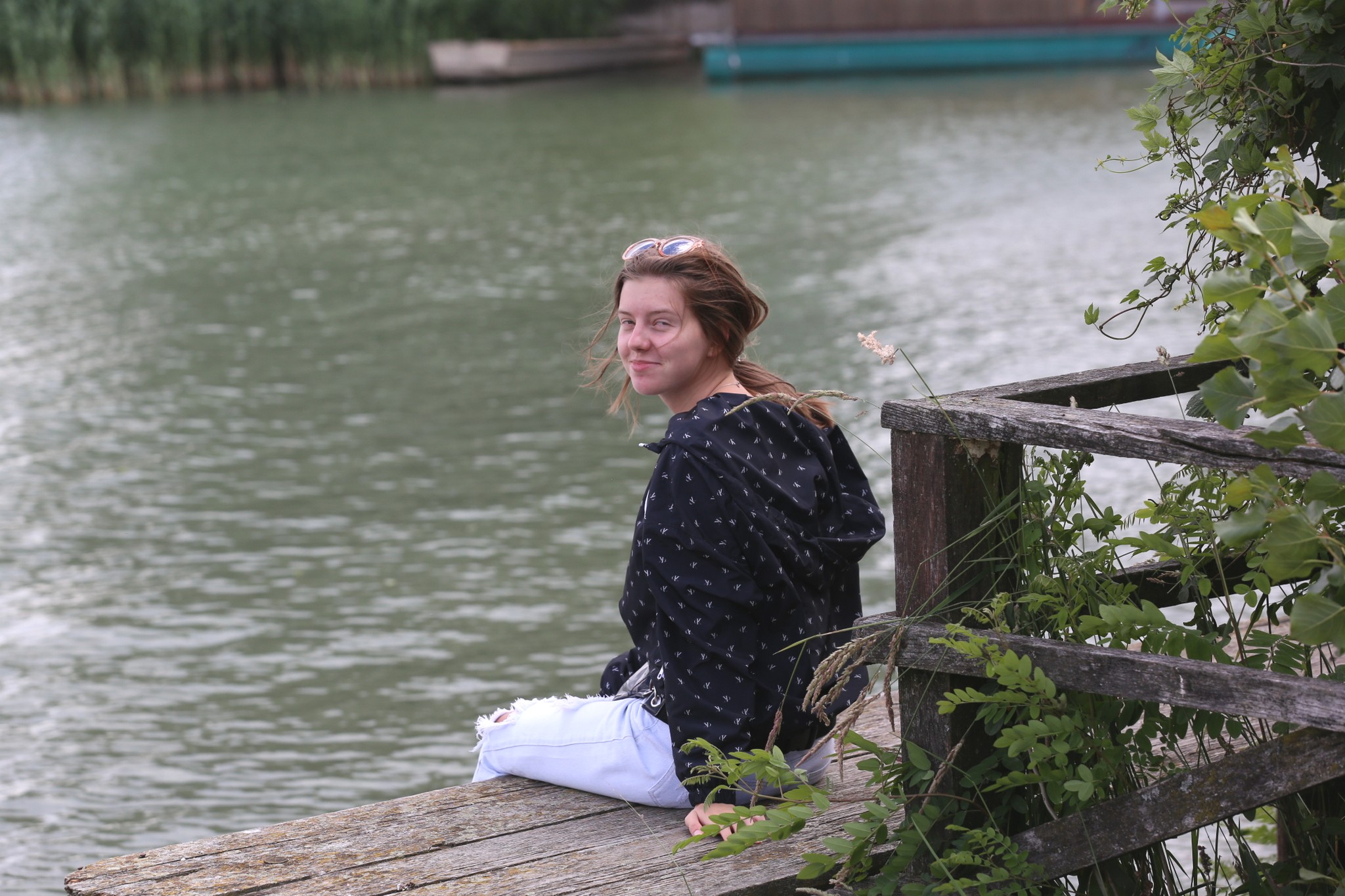 Vjetrovit, ali topao dan mnogi su iskoristili za šetnju preloškom Marinom