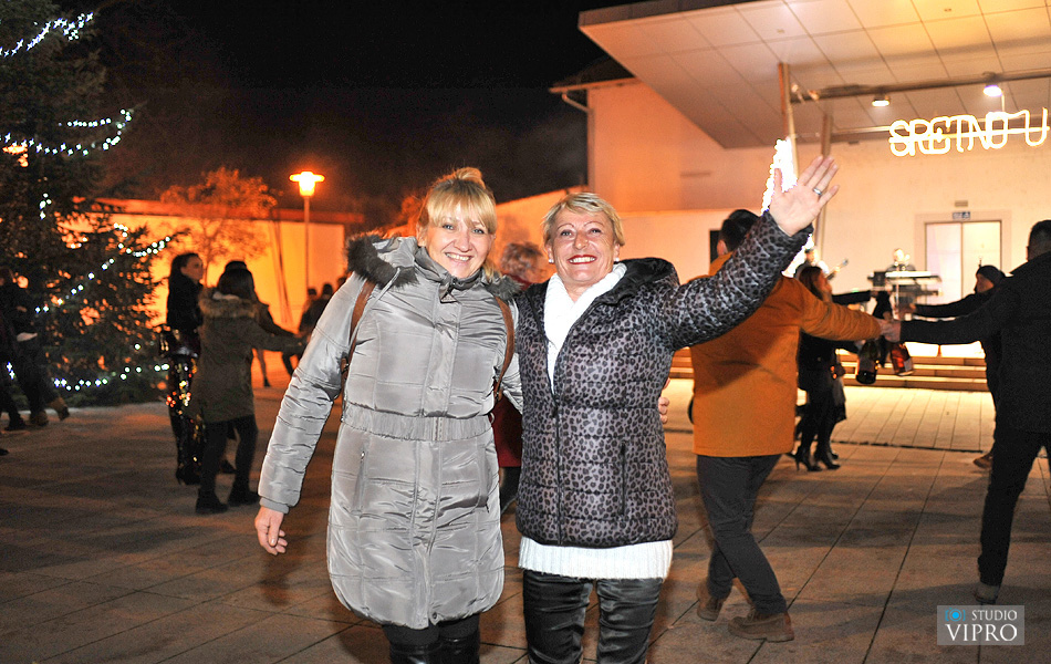 Doček u Prelogu uz vatromet, taktove valcera, šampanjac i kuhano vino