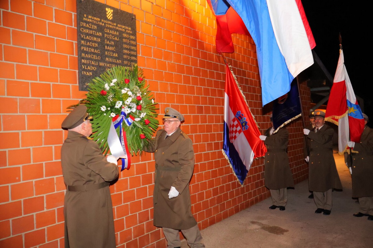 DAN SJEĆANJA Čakovec se i ove godine dostojanstveno prisjetio žrtava Vukovara i Škrabrnje te obljetnice pogibije Nikole VII. Zrinskog DAN SJEĆANJA Čakovec se i ove godine dostojanstveno prisjetio žrtava Vukovara i Škrabrnje te obljetnice pogibije Nikole VII. Zrinskog