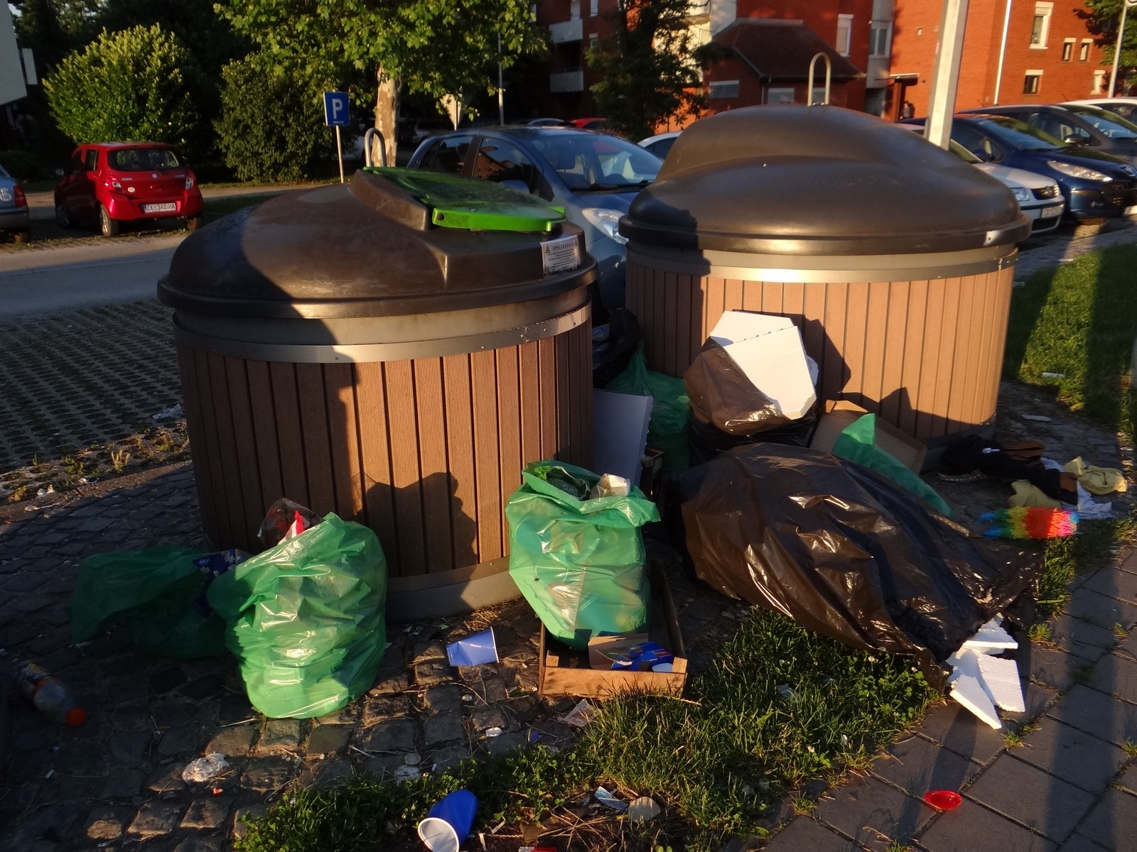 FOTO Ružni prizori: Stanare u Zajčevoj ulici u Čakovcu ujutro dočekala hrpa smeća