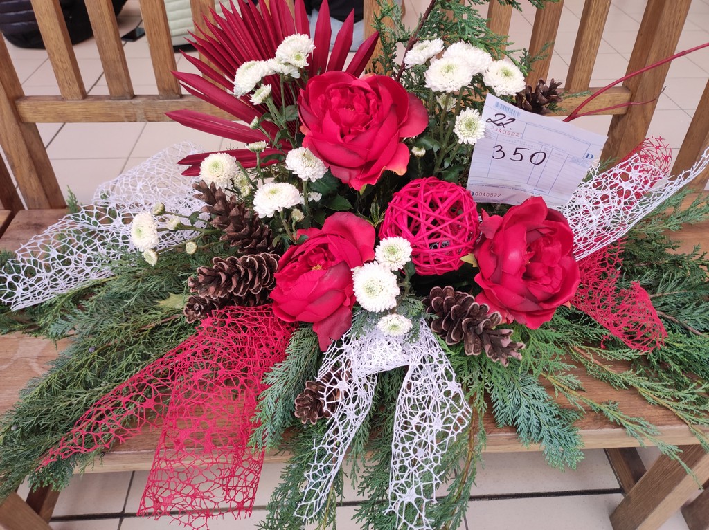 PRIGODNI ARANŽMANI Prodajna izložba aranžmana uoči Svih svetih u holu Gospodarske škole