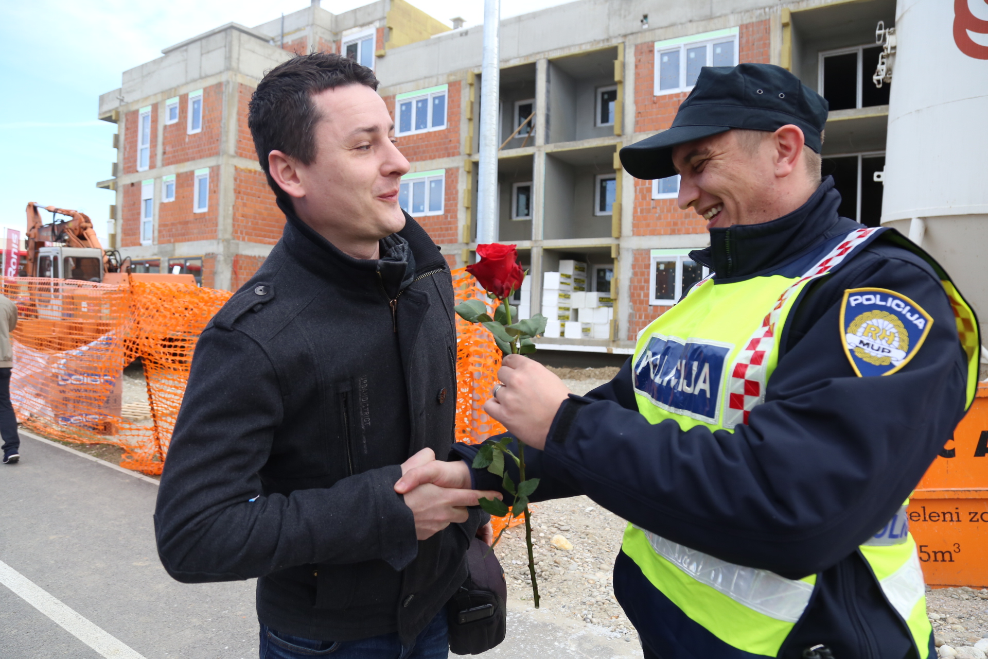 Međimurska policija cvijećem nagrađuje žene u prometu