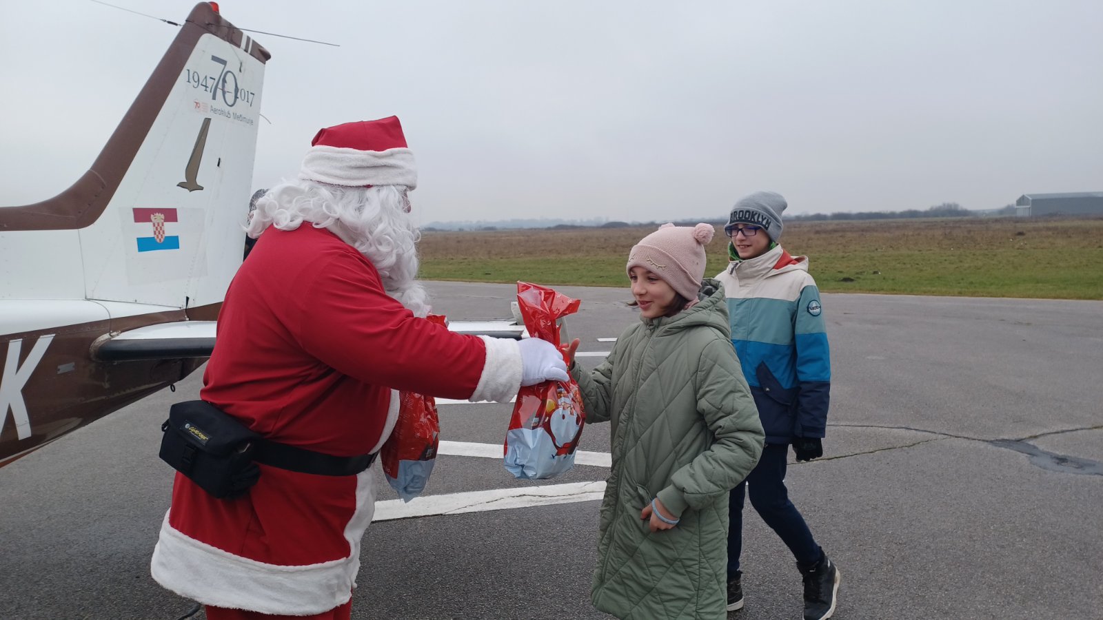 FOTO/VIDEO Djedu Božićnjaku na putu za Pribislavec pokvarile se saonice, no pronašao je rješenje – stigao avionom FOTO/VIDEO Djedu Božićnjaku na putu za Pribislavec pokvarile se saonice, no pronašao je rješenje – stigao avionom
