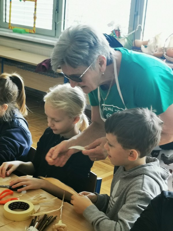 RAD S KOMUŠINOM Učenici OŠ Tomaša Goričanca su uz pomoć Udruge žena ‘Brest’ imali pravu malu eko kreativnu radionicu RAD S KOMUŠINOM Učenici OŠ Tomaša Goričanca su uz pomoć Udruge žena ‘Brest’ imali pravu malu eko kreativnu radionicu