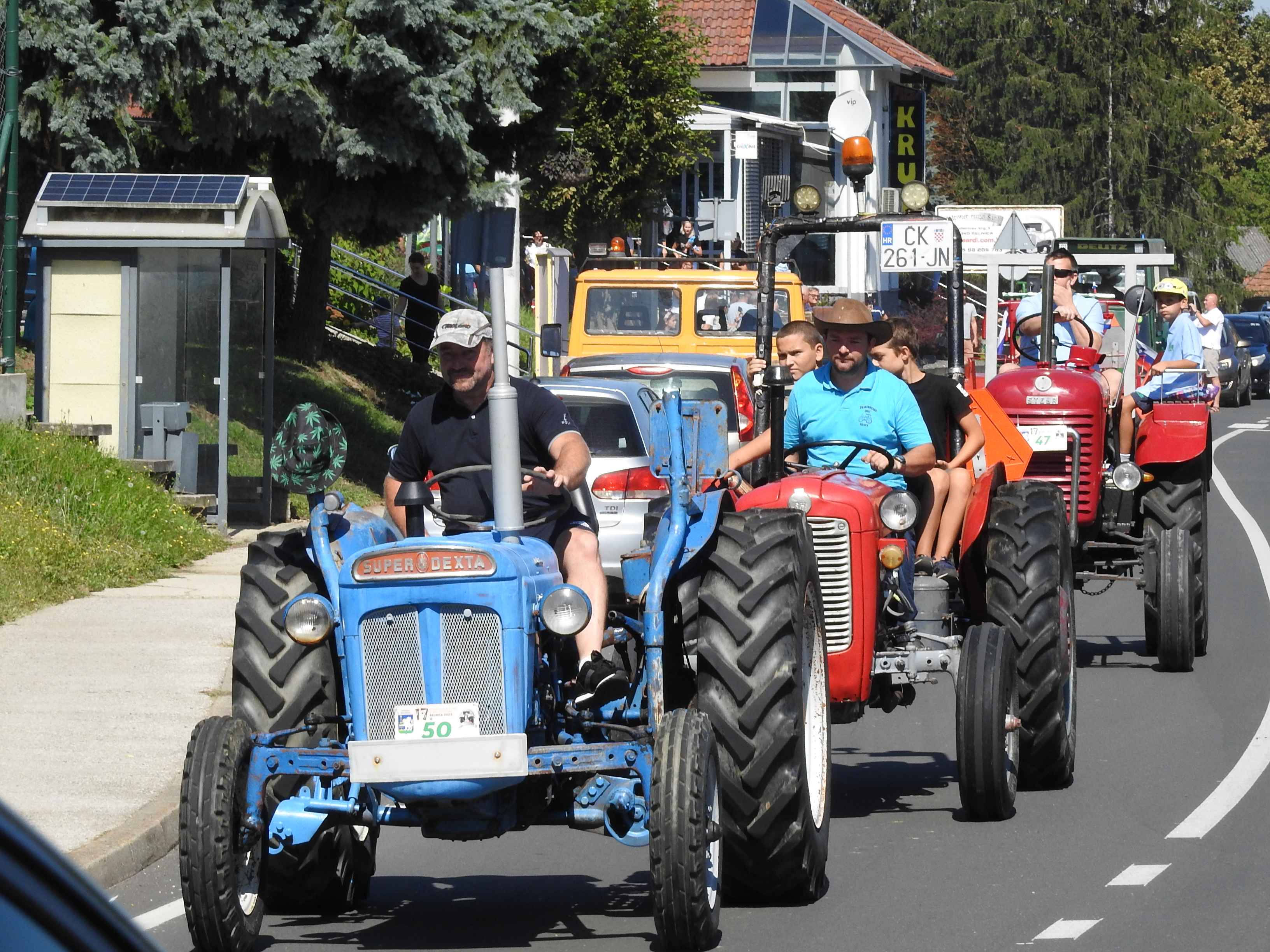 SELNICA Pogledajte kako je bilo na 17. susretu starih traktora