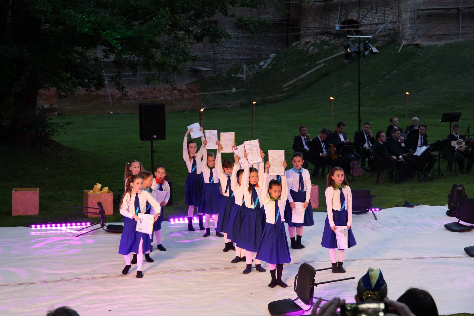 Predstava ‘Na dlanu jezera’ u lijepom ambijentu jezera podno zidina Starog grada