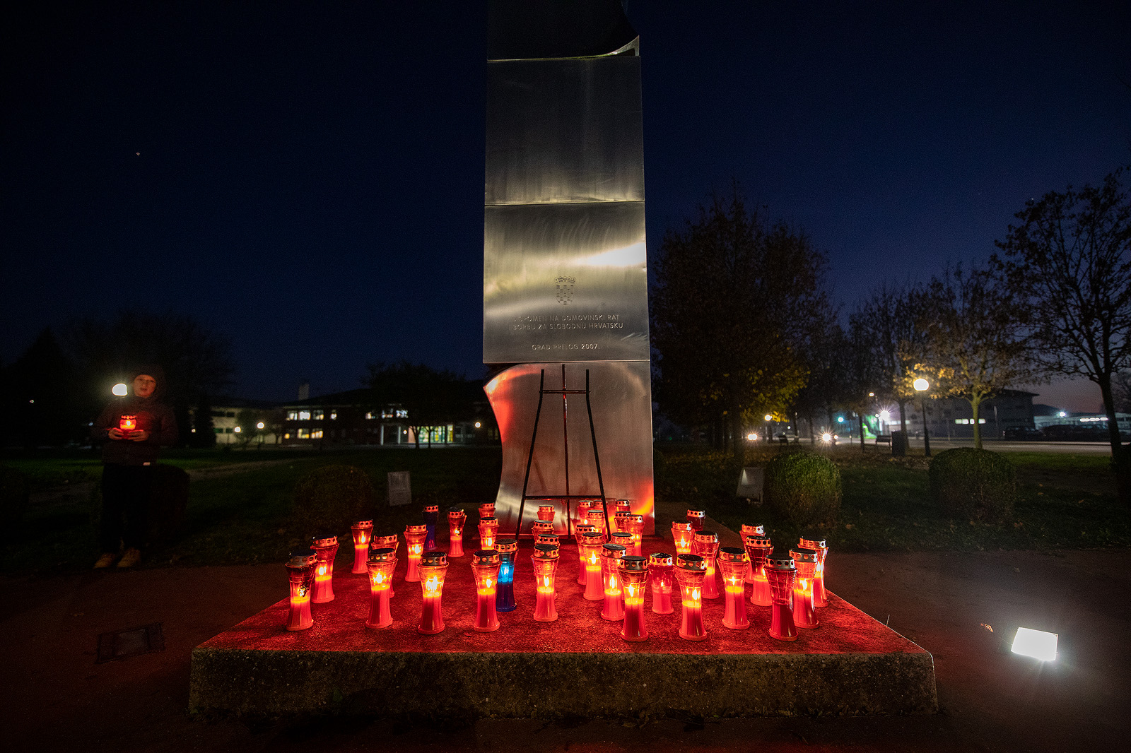 SJEĆANJE NA GRAD HEROJ Svijećama i lampionima okružili zeleni otok u Prelogu