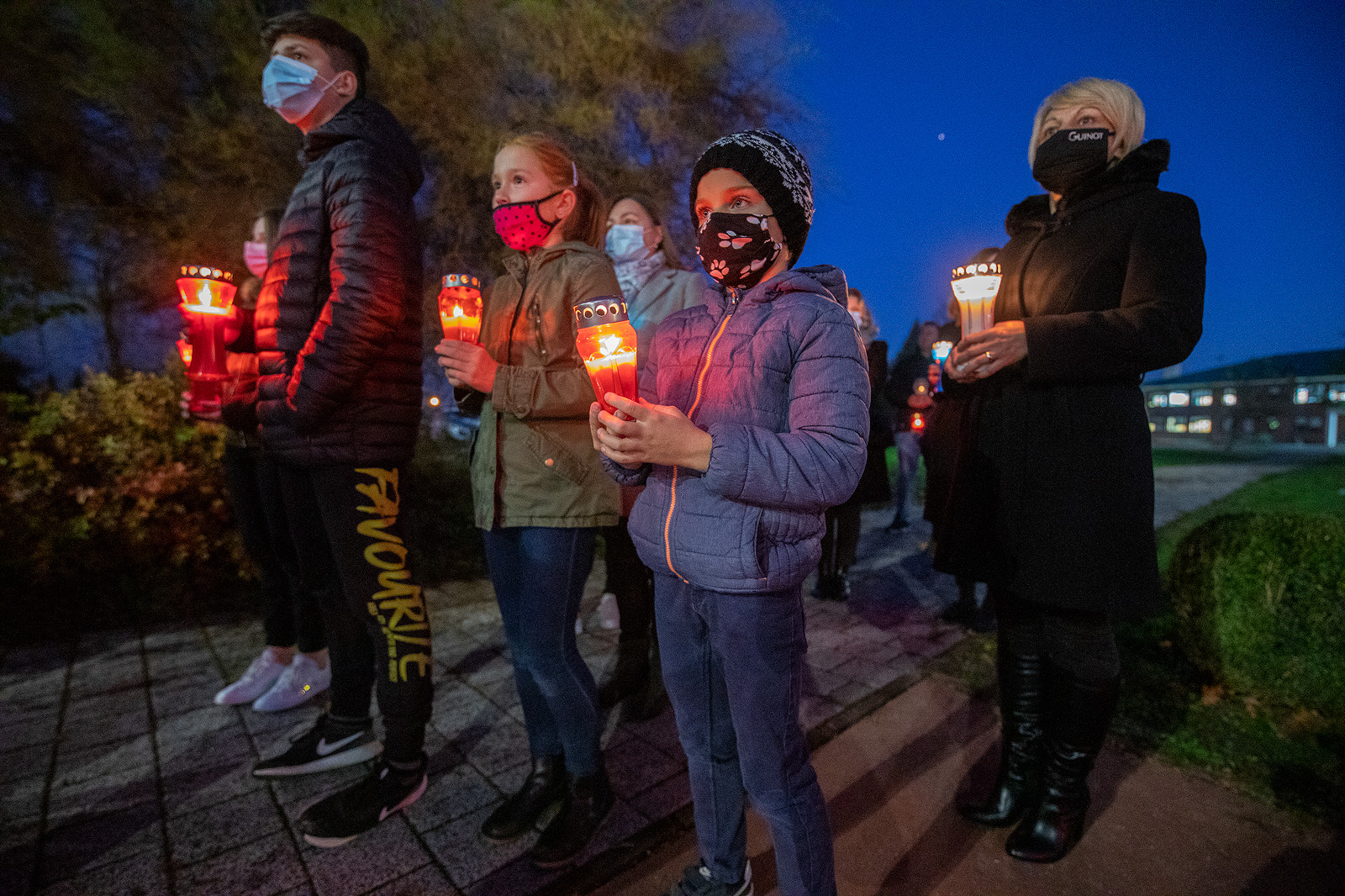 SJEĆANJE NA GRAD HEROJ Svijećama i lampionima okružili zeleni otok u Prelogu