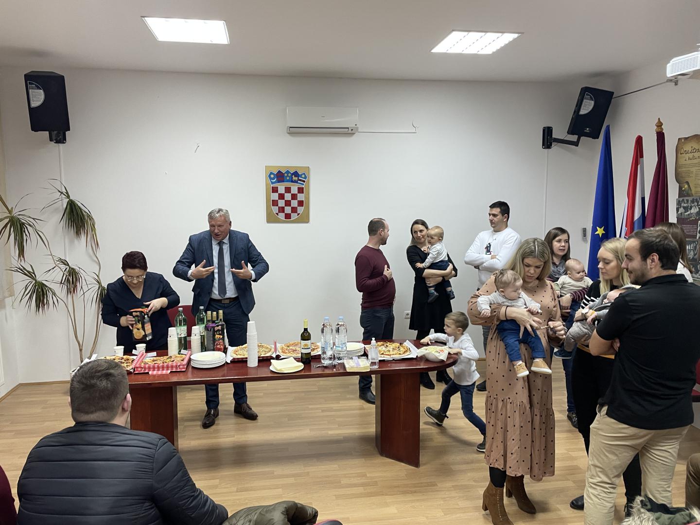 Bebe kod načelnika Srše: Podijeljene naknade za čak 26 novorođene djece