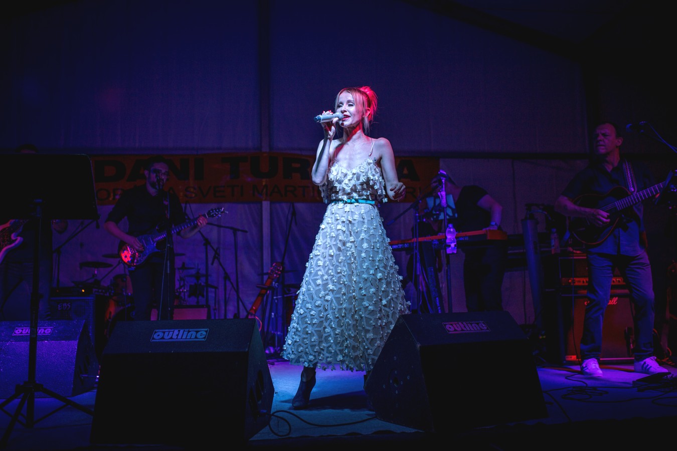 Danijela Martinović zabavljala publiku ispod šatora u Svetom Martinu na Muri