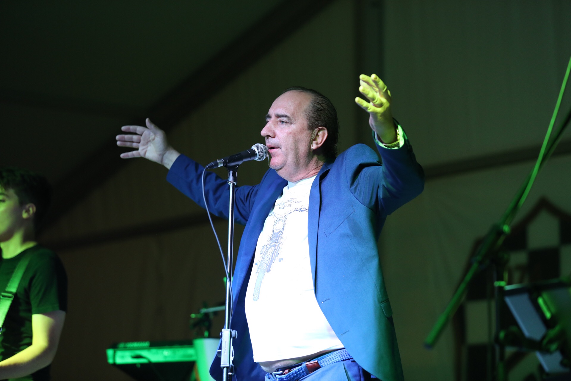 Mladen Grdović ispunio šator u Sv. Martinu na Muri, pjevalo se i plesalo uz njegove hitove Mladen Grdović ispunio šator u Sv. Martinu na Muri, pjevalo se i plesalo uz njegove hitove