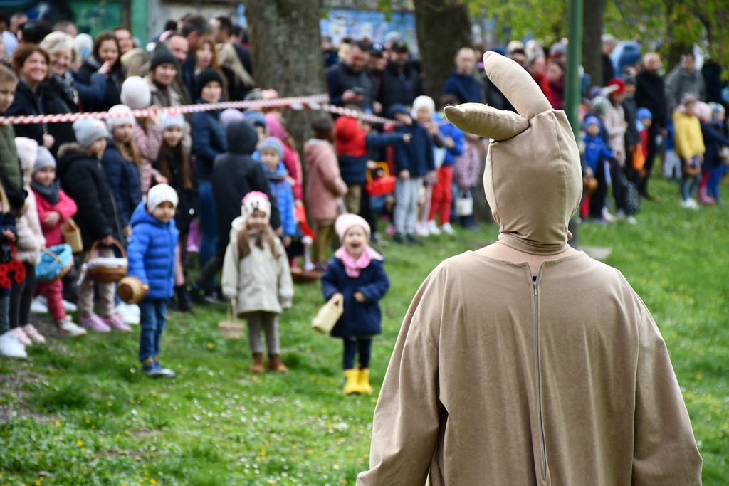 VIDEO I FOTO Potraga za uskrsnim jajima u Perivoj Zrinskih privukla mnoštvo mališana